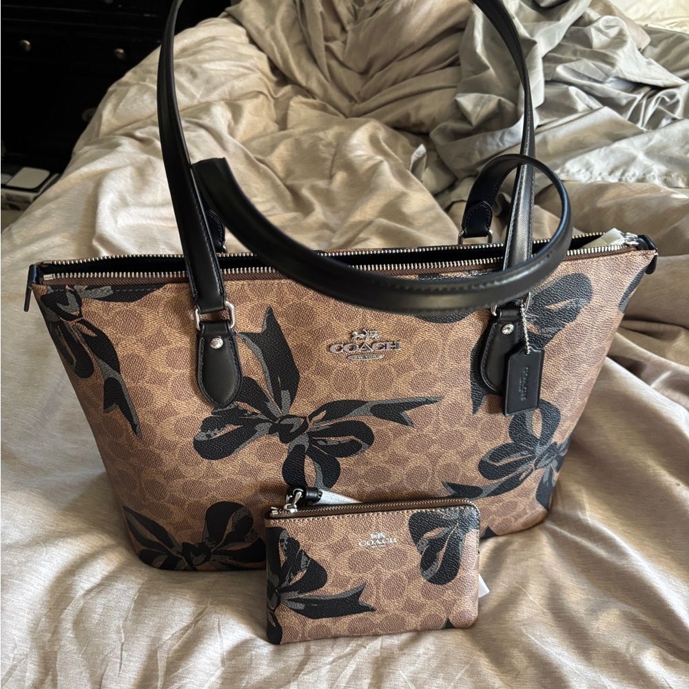 Coach bow print Gallery tote with wristlet